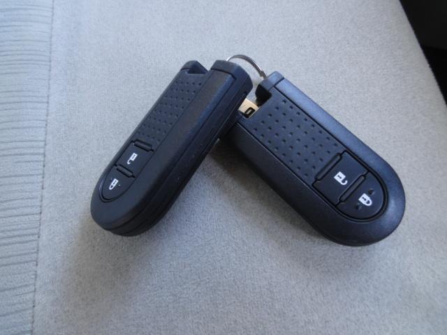 社外ナビ・ワンセグＴＶ・ＣＤ／ＤＶＤ・Ｂｌｕｅｔｏｏｔｈ・ＥＴＣ・バックカメラ・オートライト・ＬＥＤヘッドライト・ＬＥＤフォグ・オートリトラクタミラー・アイドリングストップ・スマートアシスト機能