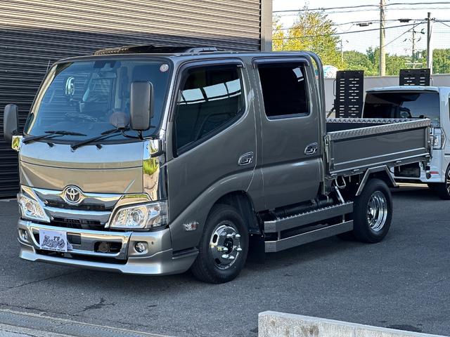 ダイナトラック Wキャブフルジャストロー Wキャブ レクサス1J7全塗装済み 弊社架装 メッキホイール 純正オプションフロントスポイラー 弊社架装サイドバンパー・フェンダー・泥除け・アオリ縞板製作 ディスプレイオーディオ アップルカープレイ(2枚目)