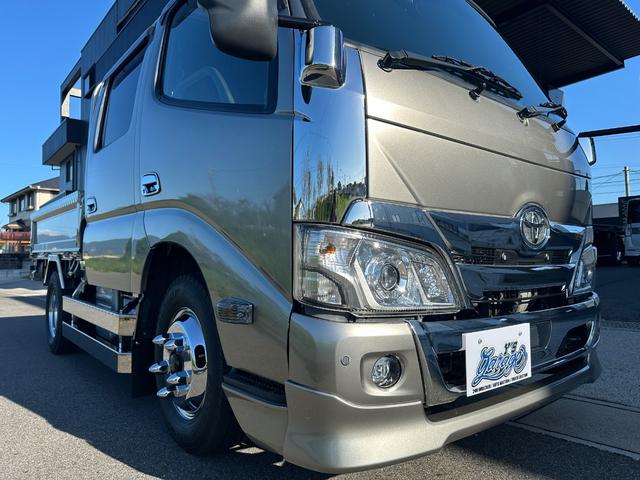 ダイナトラック Wキャブフルジャストロー Wキャブ レクサス1J7全塗装済み 弊社架装 メッキホイール 純正オプションフロントスポイラー 弊社架装サイドバンパー・フェンダー・泥除け・アオリ縞板製作 ディスプレイオーディオ アップルカープレイ(3枚目)
