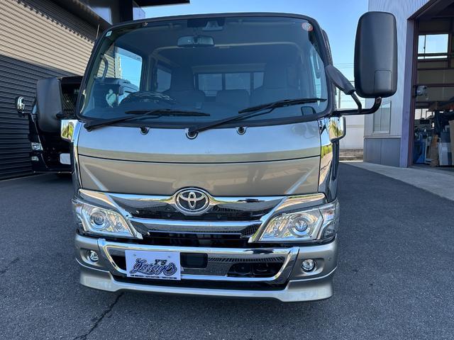 ダイナトラック Wキャブフルジャストロー Wキャブ レクサス1J7全塗装済み 弊社架装 メッキホイール 純正オプションフロントスポイラー 弊社架装サイドバンパー・フェンダー・泥除け・アオリ縞板製作 ディスプレイオーディオ アップルカープレイ(5枚目)