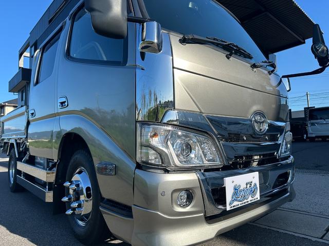 ダイナトラック Wキャブフルジャストロー Wキャブ レクサス1J7全塗装済み 弊社架装 メッキホイール 純正オプションフロントスポイラー 弊社架装サイドバンパー・フェンダー・泥除け・アオリ縞板製作 ディスプレイオーディオ アップルカープレイ(28枚目)
