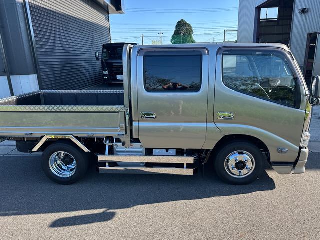 ダイナトラック Wキャブフルジャストロー Wキャブ レクサス1J7全塗装済み 弊社架装 メッキホイール 純正オプションフロントスポイラー 弊社架装サイドバンパー・フェンダー・泥除け・アオリ縞板製作 ディスプレイオーディオ アップルカープレイ(45枚目)