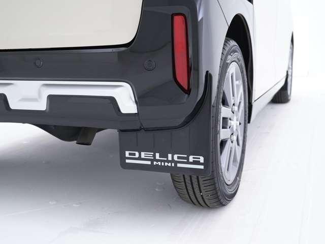 デリカミニ T プレミアム 純正9型ナビ バンパーガード(DANSHAQ) マッドフラップ エクステリアパッケージ エンジンフードエンブレム ETC ルーフレール 両側電動スライドドア ドライブレコーダー 純正エンジンスターター(6枚目)