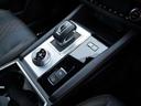 高級RV車を思わせる平面デザインのシフトパネルは操作に迷いにくく、落ち着いたドライブをサポートします。ピアノブラック調パネルの輝きが上質な内装のアクセントに。