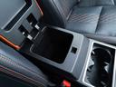 運転席と助手席の間にはコンソールボックスが備わっております!蓋はそのままアームレストとして利用が出来る他、内部はちょっとした収納スペースとなっております!
