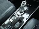 シフトレバーは操作に迷いにくいフロアシフトとなっております！先進的なデザインになっており、軽めの力で操作することが出来ます♪付近にはシートヒーターや電動パーキングブレーキのスイッチがございます！