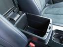 運転席と助手席の間にはコンソールボックスが備わっており、蓋はそのままアームレストとして活用することが可能☆内部はちょっとした小物入れにも使用できます☆
