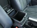 運転席と助手席の間にはコンソールボックスが備わっており、蓋はそのままアームレストとして活用することが可能☆内部はちょっとした小物入れにも使用できます☆