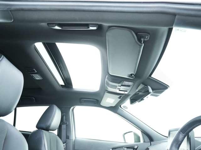 電動サンルーフ搭載！広々とした解放感や太陽光を取り込み明るい車内を演出することが出来ます☆もちろん閉じることも出来ますので、日差しの強いにも安心です♪