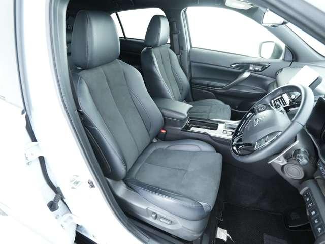 運転席です☆肌触りの良い座席シートや広めの空間が備わっております！急なカーブでもしっかりとお体を支えられるように座席シートの両側が立体的になっており、安定した姿勢で運転が可能♪