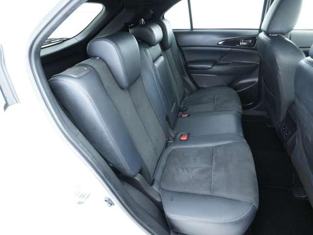 後席シートです☆厚みのある座席は綺麗な状態を維持しており、体重をかけて座っても程よい弾性で押し返してくれます！天井も高めになっておりますので、窮屈感も感じさせにくくなっております！