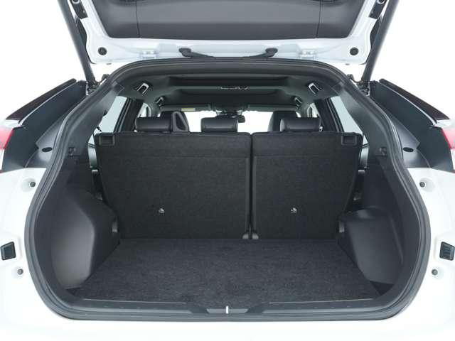 大きなバックドアはスーツケース等の大型のお荷物を積み込む際にも、ぶつけることなく入れることが出来ます☆