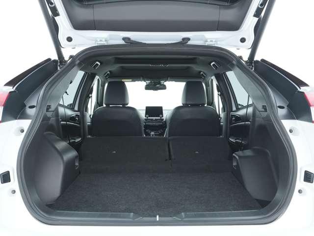 後席を全て折り畳むことで、ボディ後方を目一杯使った大容量の荷室を作り出すことが出来ます♪ご夫婦やご友人とのお出かけにもピッタリなお車となっております！