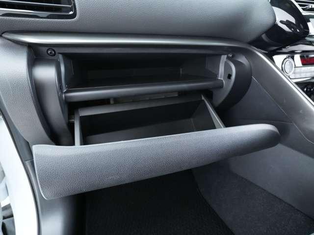 助手席手前の大容量のグローブボックスです！車検証やお車関連の書類の保管場所にピッタリです！