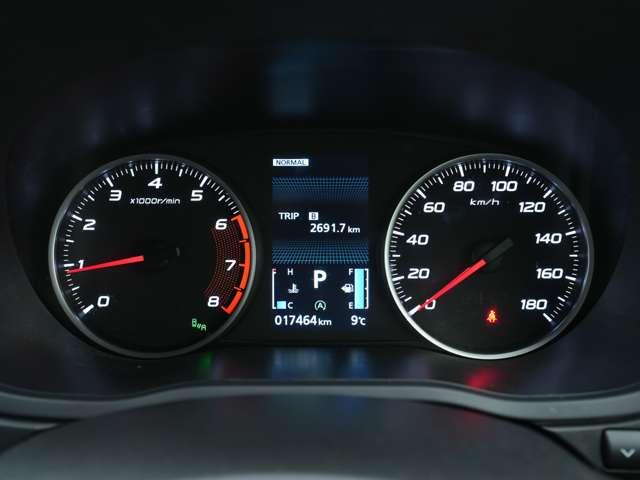 明るいスピードメーターは夜間でも見やすいです！中央のディスプレイにはお車の様々な情報がカラーで表示されます！