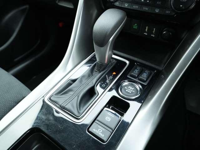 しっかりと握りこむことが出来るシフトレバーは操作に迷いにくいフロアシフトとなっております！