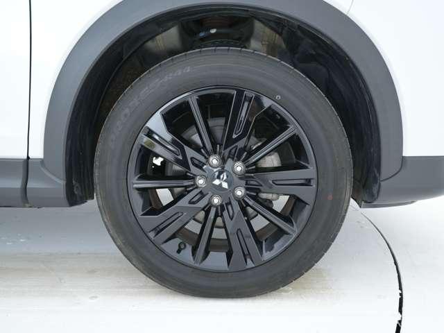 装着タイヤ★ブラックエディション専用純正アルミホイール＆夏タイヤ装着です★