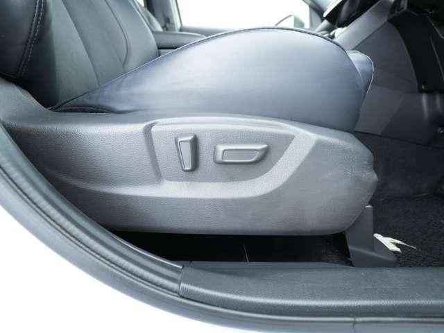 運転席電動シート☆角度や位置を微調整することが出来ますので、疲れにくい運転姿勢を作りやすくなっております！