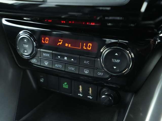 左右で別々の温度の送風が可能なエアコン操作部です！運転席の方と助手席の方で温風と冷風を同時に使用できます！