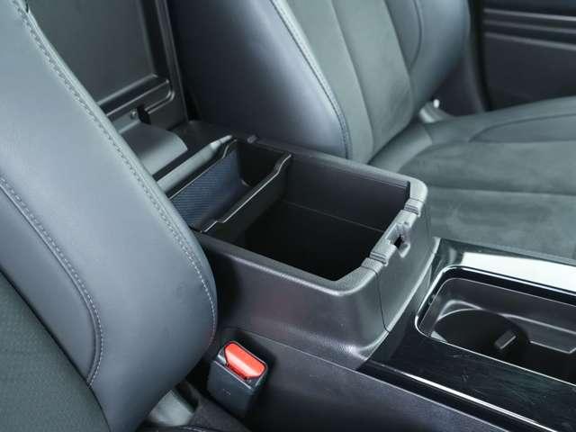 運転席と助手席の間にはコンソールボックスが備わっており、蓋はそのままアームレストとして活用することが可能☆内部はちょっとした小物入れにも使用できます☆