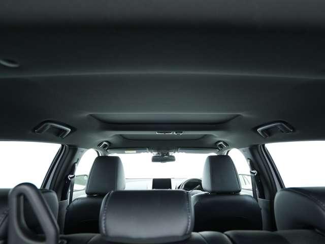 広々とした天井は高めになっているので、窮屈感を感じさせにくくなっております♪