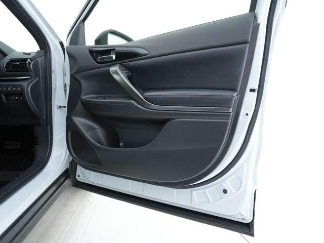 ドア内張にも収納スペースが備わっております！ちょっとした小物であればこちらに入れて置くことも可能です！