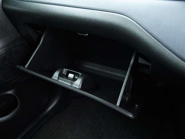 ����Ȏ�O�̑�e�ʂ̃O���[�u�{�b�N�X�ł��I�Ԍ��؂₨�Ԋ֘A�̏��ނ̕ۊǏꏊ�Ƀs�b�^���ł��I