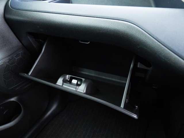 ����Ȏ�O�̑�e�ʂ̃O���[�u�{�b�N�X�ł��I�Ԍ��؂₨�Ԋ֘A�̏��ނ̕ۊǏꏊ�Ƀs�b�^���ł��I