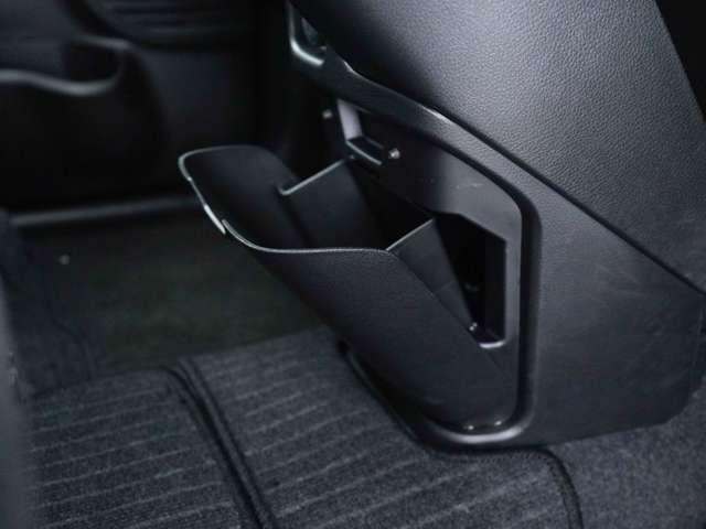 �O�ȑ����ɂ̓��A�{�b�N�X�����ڂ���Ă���܂��I�[�߂ɂȂ��Ă���A������Ƃ��������ނ̕ۊǂ��\�ł���