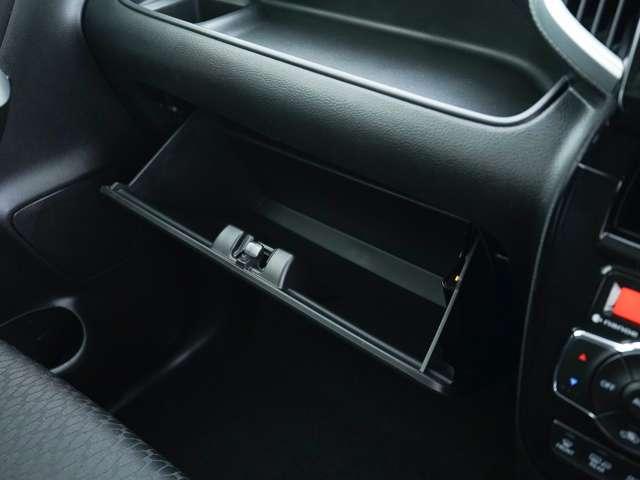 ����Ȏ�O�̑�e�ʂ̃O���[�u�{�b�N�X�ł��I�Ԍ��؂₨�Ԋ֘A�̏��ނ̕ۊǏꏊ�Ƀs�b�^���ł��I