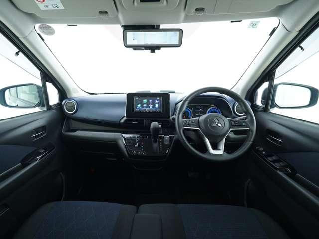 インパネ廻りと運転席です！多機能ながらもスッキリとまとまったインパネ廻りは運転操作に迷いにくくなっております！