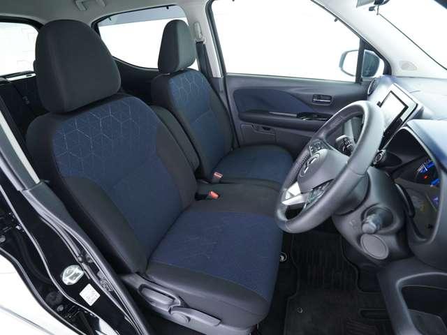 運転席です！広めの室内に加えて足元にも余裕がありますので、長時間の運転でも疲れにくくなっております！