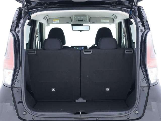 荷室です！そのままでも買い物等には十分な広さとなっておりますが、シートアレンジによってさらに荷室を広げることが可能！後席を全て折り畳むことでたっぷりの積み込みが出来ます！