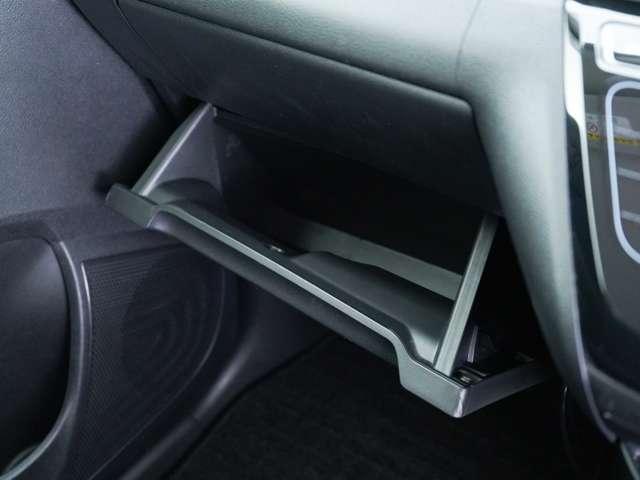 助手席手前の大容量のグローブボックスです！車検証やお車関連の書類の保管場所にピッタリです！