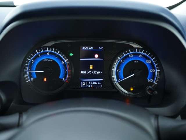 明るいスピードメーターは夜間でも見やすいです！中央のディスプレイにはお車の様々な情報がカラーで表示されます！