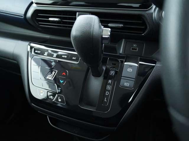 シフトレバーは空間を広く活用出来るインパネシフトとなっております！