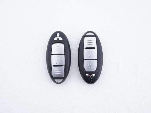 スマートキー★ドアのボタンを押すとドアのロック・ロック解除をすることができます♪