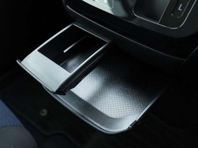 インパネ下部には引き出し式のトレー部も備わっております！スマホを置いておくことで、ナビ代わりに使うことも可能です！