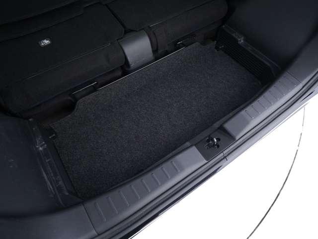 荷室の床下にもちょっとした収納スペースが備わっております！いざという時のカーグッズを入れて置くのにピッタリとなっております！