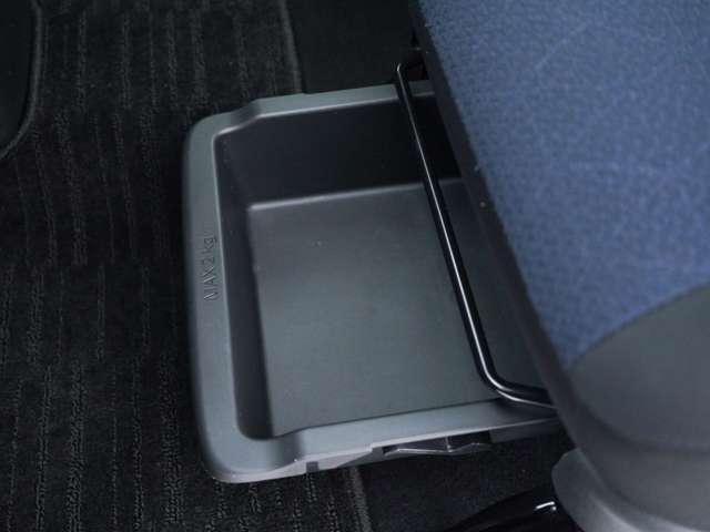 助手席の座席下には車検証もすっぽりと収めることが出来る収納スペースが備わっております！