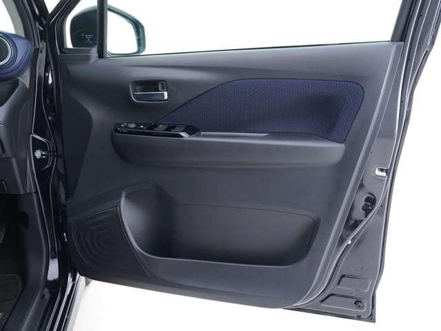 ドア内張にも収納スペースが備わっております！ちょっとした小物であればこちらに入れて置くことも可能です！