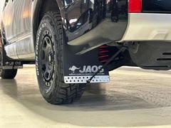 【カスタム】ＲＶカスタムメーカー「ＪＡＯＳ」の高品質マッドフラップを搭載。ボディ色に合わせたブラックに上質な艶消しアルミプレートがガードのバタつきを抑え、上質なスタイリングに仕上げています。 5