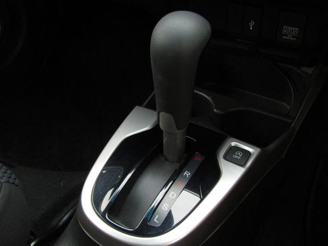 フィット 13G・Lホンダセンシング ワンオーナー 純正ナビ バックカメラ エンスタ ETC フルセグ Bluetooth USB LEDライト オートライト オートエアコン ドアバイザー サイドエアバッグ アームレストコンソール(13枚目)