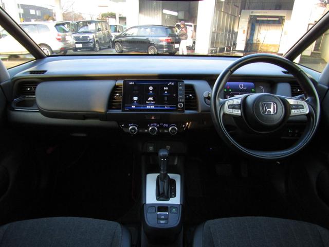 フィット ｅ：ＨＥＶホーム２０周年特別仕様車カーサ　ワンオーナー　純正９インチナビ　バックカメラ　ホンダセンシング　ＥＴＣ　フルセグ　Ｂｌｕｅｔｏｏｔｈ　ＵＳＢ　パーキングセンサー　ＬＥＤライト　オートエアコン　シートヒーター　電動パーキングブレーキ（2枚目）