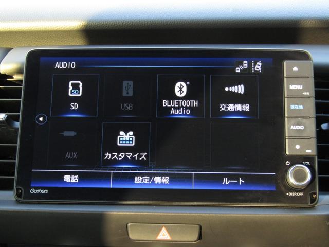 フィット ｅ：ＨＥＶホーム２０周年特別仕様車カーサ　ワンオーナー　純正９インチナビ　バックカメラ　ホンダセンシング　ＥＴＣ　フルセグ　Ｂｌｕｅｔｏｏｔｈ　ＵＳＢ　パーキングセンサー　ＬＥＤライト　オートエアコン　シートヒーター　電動パーキングブレーキ（4枚目）