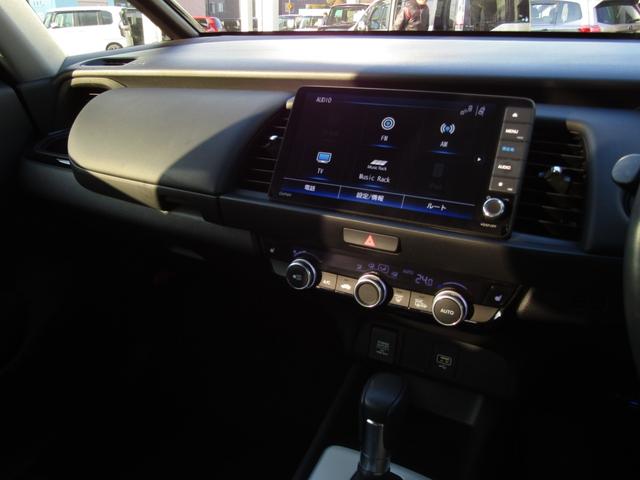 フィット ｅ：ＨＥＶホーム２０周年特別仕様車カーサ　ワンオーナー　純正９インチナビ　バックカメラ　ホンダセンシング　ＥＴＣ　フルセグ　Ｂｌｕｅｔｏｏｔｈ　ＵＳＢ　パーキングセンサー　ＬＥＤライト　オートエアコン　シートヒーター　電動パーキングブレーキ（8枚目）