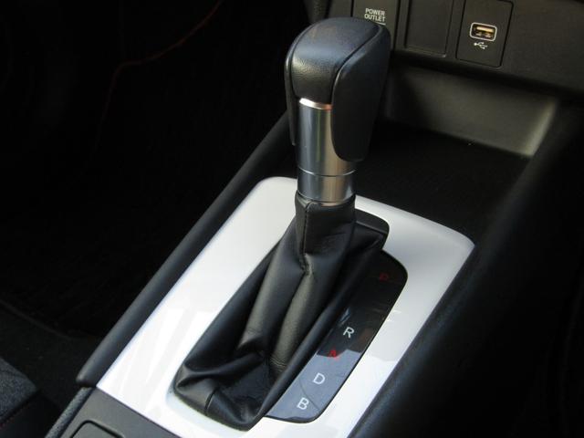 フィット ｅ：ＨＥＶホーム２０周年特別仕様車カーサ　ワンオーナー　純正９インチナビ　バックカメラ　ホンダセンシング　ＥＴＣ　フルセグ　Ｂｌｕｅｔｏｏｔｈ　ＵＳＢ　パーキングセンサー　ＬＥＤライト　オートエアコン　シートヒーター　電動パーキングブレーキ（12枚目）