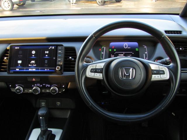 フィット ｅ：ＨＥＶホーム２０周年特別仕様車カーサ　ワンオーナー　純正９インチナビ　バックカメラ　ホンダセンシング　ＥＴＣ　フルセグ　Ｂｌｕｅｔｏｏｔｈ　ＵＳＢ　パーキングセンサー　ＬＥＤライト　オートエアコン　シートヒーター　電動パーキングブレーキ（14枚目）