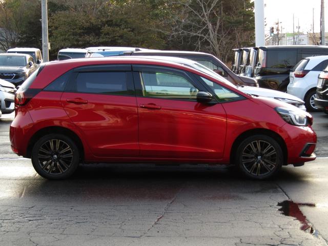 フィット ｅ：ＨＥＶホーム２０周年特別仕様車カーサ　ワンオーナー　純正９インチナビ　バックカメラ　ホンダセンシング　ＥＴＣ　フルセグ　Ｂｌｕｅｔｏｏｔｈ　ＵＳＢ　パーキングセンサー　ＬＥＤライト　オートエアコン　シートヒーター　電動パーキングブレーキ（45枚目）