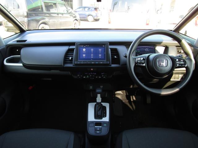 フィット ベーシック　当社レンタカーＵＰ　純正８インチナビ　バックカメラ　ホンダセンシング　前側ドラレコ　ＥＴＣ　フルセグ　Ｂｌｕｅｔｏｏｔｈ　ＵＳＢ　パーキングセンサー　電動パーキングブレーキ　サイドエアバッグ（2枚目）